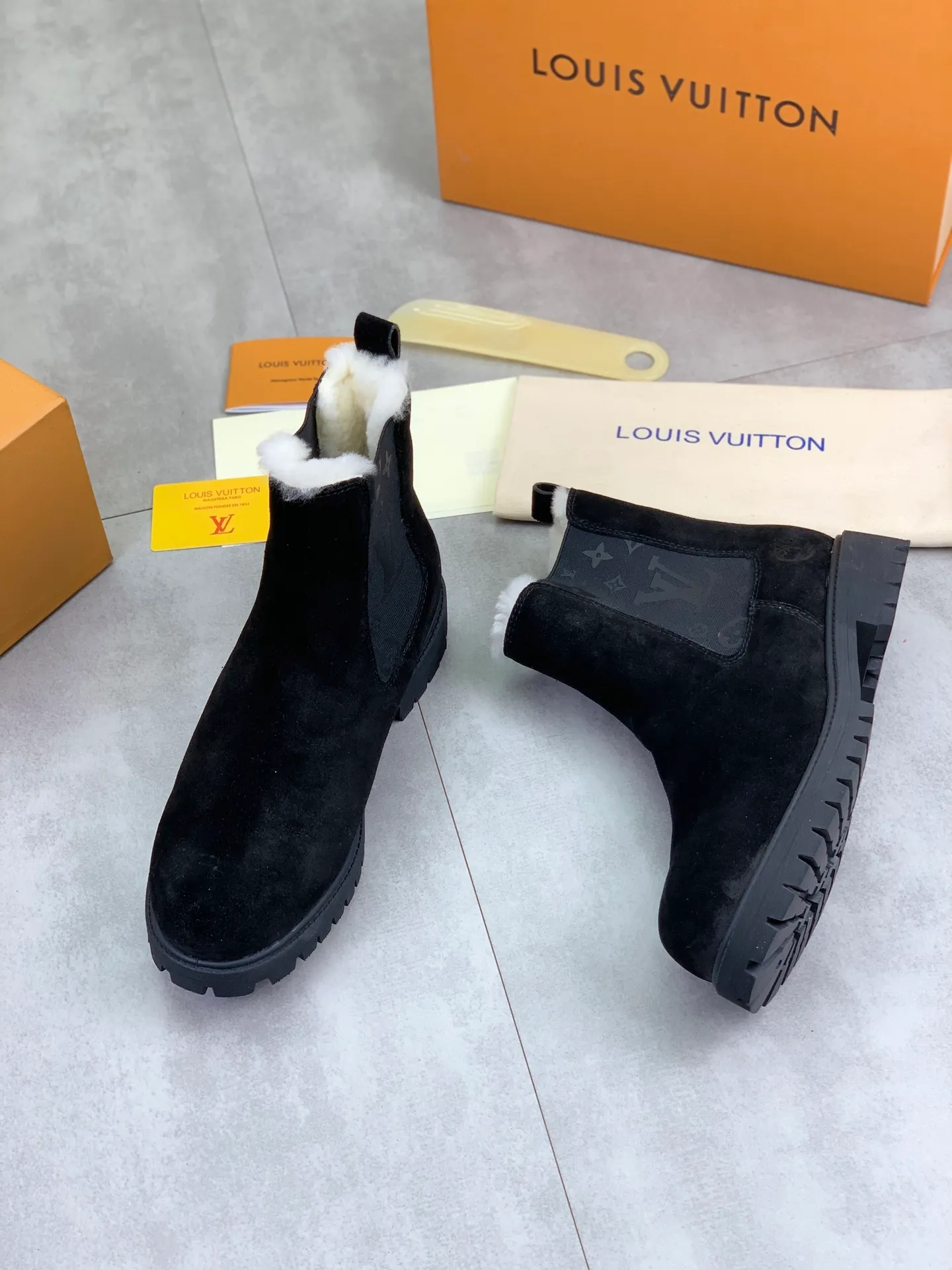 Factory price P900 💰💎💎💎High version of new men's shoes. Purchasing quality◾️◽️LV～Louis Vuitton boots series! by Virgin Abloh The most beautiful sneakers, Lv Brand strongly recommends new products, official website limited edition retro basketball sneakers! Both the high-top and low-top models spent money to purchase 1:1 accurate reproductions of the originals. The details are invincible and full of sincerity. The imported custom-made original frosted cowhide leather is packaged in the same way as the originals. The details are 100% restored. The privately customized originals are combined into a non-slip, wear-resistant and lightweight foam outsole. It is different from other brands. Without the original version, this effect cannot be achieved! L’s best-looking men’s shoes in the past, don’t miss it! Calfskin lining: Imported water-dyed cowhide lining/foot pad Outsole: lightweight foaming and non-slip Size: Men's 39-44 (38, 45 customized, non-refundable)